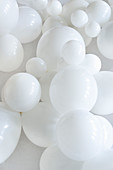 Unterschiedlich große, weiße Luftballons