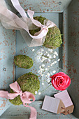 Romantische Frühlingsdeko in Naturtönen und Rosa mit Moos-Eiern
