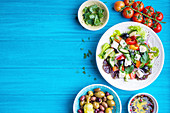 Griechischer Salat mit Tomaten, Oliven und Olivenöl