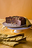 Dunkler Schokoladenkuchen mit Maismehl, Preiselbeeren und Pistazien