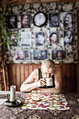 Alter Mann trinkt Tee zum Frühstück