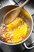 Safranfäden in kochender Brühe