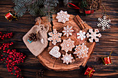 Weihnachtsplätzchen aus Lebkuchenteig mit Zuckerverzierung