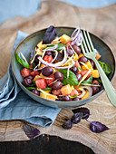 Süß-saurer Obst-Oliven-Salat mit Basilikum und Zwiebel