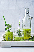 Gurken-Kiwi-Smoothie in Glas und Flasche