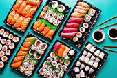 Sushi-Tableau mit Nigiri, Maki und Inside-out-Rolls