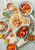 Fisch-Tacos mit Baja-Sauce, Schweinebauch-Burritos, Curtido und Tomatillo-Salsa (Mexiko)