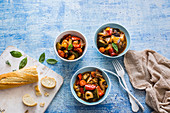 Ratatouille-Bowls mit Baguette