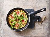 Low Carb Rucola-Omelett mit Taleggio und Tomaten