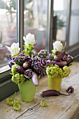 Blumenstrauß mit violetten Nelken, Auberginen und grünem Schneeball