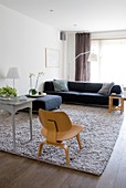Designerstuhl auf grauem Teppich im klassischen Wohnzimmer