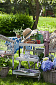 Beistelltisch im Shabby Chic am gemütlichen Sitzplatz im Garten