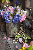Hyazinthen, Tulpen und Australische Wachsblumen in silberner Vase