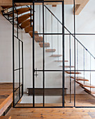 Treppe hinter Glaswand