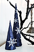 Stilisierte Weihnachtsbäume aus Pappkegeln