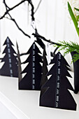 Tannenbäume aus schwarzem Fotokarton mit Weihnachtsgruß