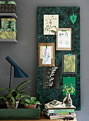 Pinnwand mit Klebefolie wie grüner Marmor und botanischen Motiven