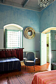 Mediterranes Zimmer mit blauen Wänden