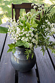 Blumenstrauß mit Maiglöckchen, (Convallaria majalis) in Vase