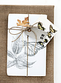 Verpacktes Geschenk mit Schmetterling-Motiv und Zahl 45