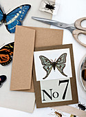 Mit Schmetterling-Motiv und Zahl 7 beklebte Grußkarte
