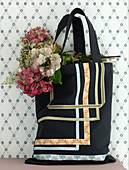 Aufgenähte Stoffbänder auf einer Einkaufstasche mit verschiedenen Hortensien