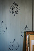 Wooden wall printed on with DIY stamp