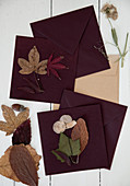 Briefumschläge mit getrockneten und gepressten Blättern