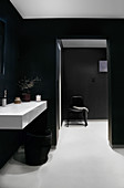 Waschtisch in schwarz-weißem Badezimmer