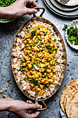 Vegetarisches Blumenkohlcurry serviert mit Reis (Indien)