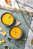 Herbstliche Kürbiscremesuppe mit Kürbiskernen in Supenschälchen