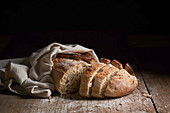 Angeschnittenes Brot im Leinentuch