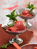 Quick strawberry ice cream with mint