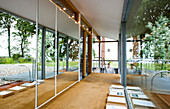 Verglaste Wand im Flur mit Kokosteppich und Fensterfront