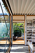 Wohnzimmer mit Gartenzugang im modernen Architektenhaus