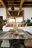 Alte Holztür auf Kapitellen als Couchtisch im mediterranen Wohnzimmer