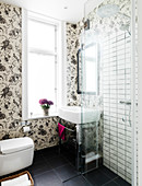 Wallpaper with a floral pattern in the small, elegant bathroom