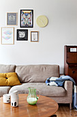 Sandfarbene Couch und Coffeetable im Wohnzimmer
