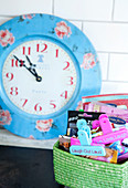 Clips with messages in the basket and wall clock with rose motif