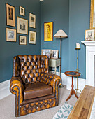 Chesterfieldsessel im klassischen Wohnzimmer in Blau