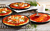 Pizza Alaska mit Räucherlachs, Dill, Tomaten und Creme Fraiche