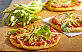 Mini pizzas with wild asparagus and basil