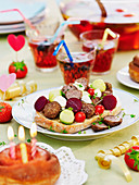 Ciabatta belegt mit Fleischbällchen und Gemüsekugeln auf Partytisch