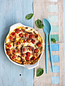 Pikanter Clafouti mit Mozzarella, Anchovis und Basilikum