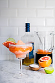 Frozen Grapefruit-Margarita im Glas mit Salzrand