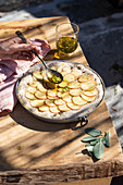 Buchweizen-Focaccia mit Kartoffeln und Knoblauch-Salbei-Öl zubereiten