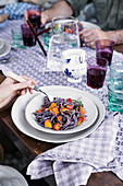 Heidelbeer-Tagliolini mit Pilzen, Tomaten, Knoblauch und Rosmarin