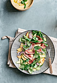 Zucchini-Avocado-Salat mit Pfirsich, Rinderfilet und Pfirsich-Zitronen-Dressing