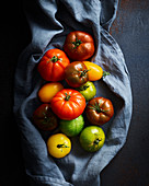 Verschiedene Heirloom Tomaten auf Tuch