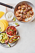 Tex-Mex-Tacos mit Hackbällchen, Salsa und Avocado